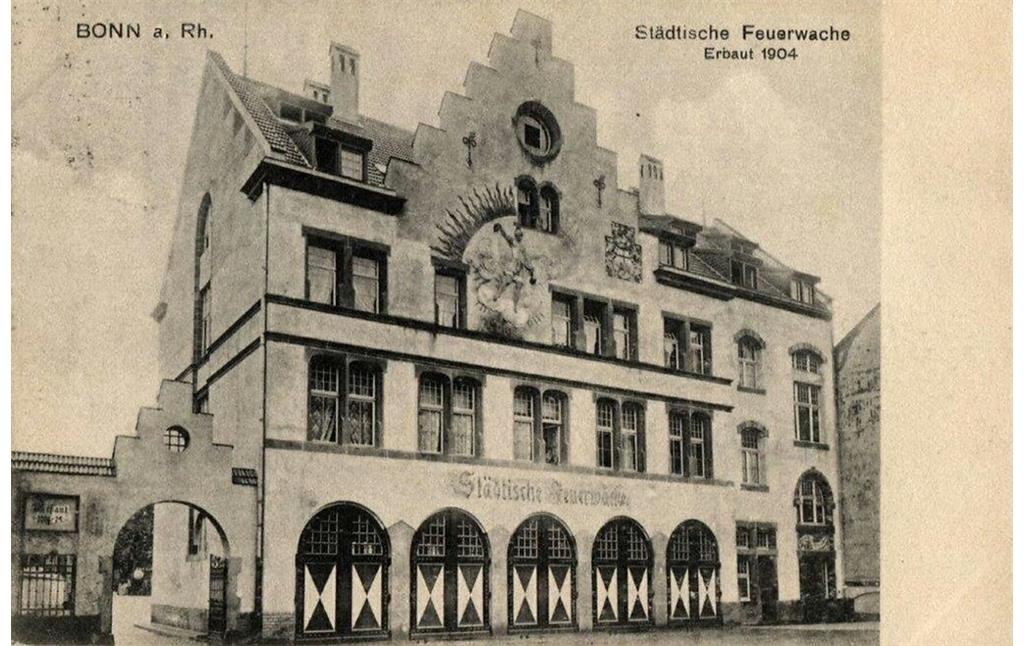 Auf das Jahr 1910 datierte Fotopostkarte mit der Alten Feuerwache Bonn in der damaligen Maxstraße. Die Aufschrift der Karte lautet "Bonn a. Rh., Städtische Feuerwache, Erbaut 1904".