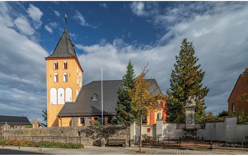 Katholische Pfarrkirche St. Georg  und "Kriegerdenkmal" von 1916 in Frauenberg (2020)
