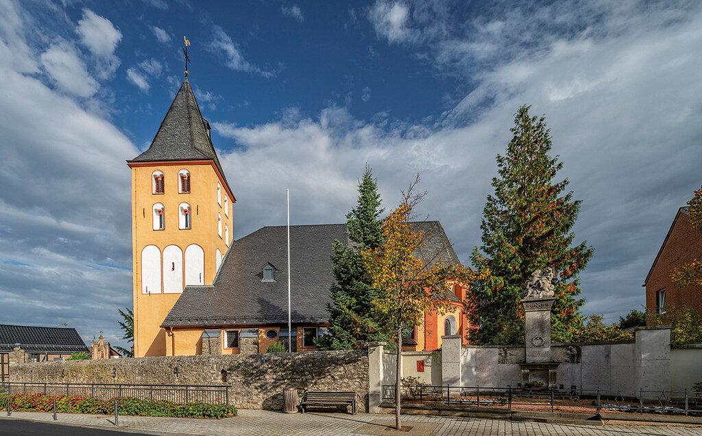Katholische Pfarrkirche St. Georg  und "Kriegerdenkmal" von 1916 in Frauenberg (2020)