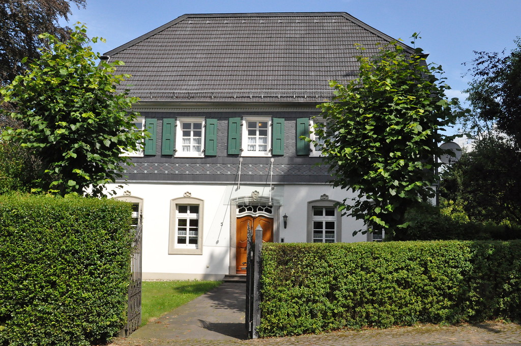Historischer Ortskern: Pfarrhaus in Hohkeppel (2014)