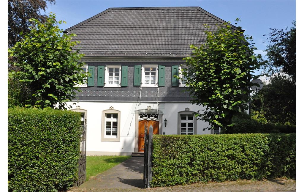 Historischer Ortskern: Pfarrhaus in Hohkeppel (2014)