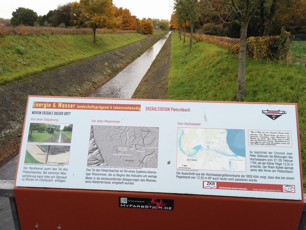 Die Infotafeln stehen dort, wo der Kölner Randkanal das Tal des Pletschbachs kreuzt. Beschrieben werden die morphologische Lanschaftsentwicklung sowie die Auswirkungen von Rheinhochwässern auf diesen Bereich (2015).