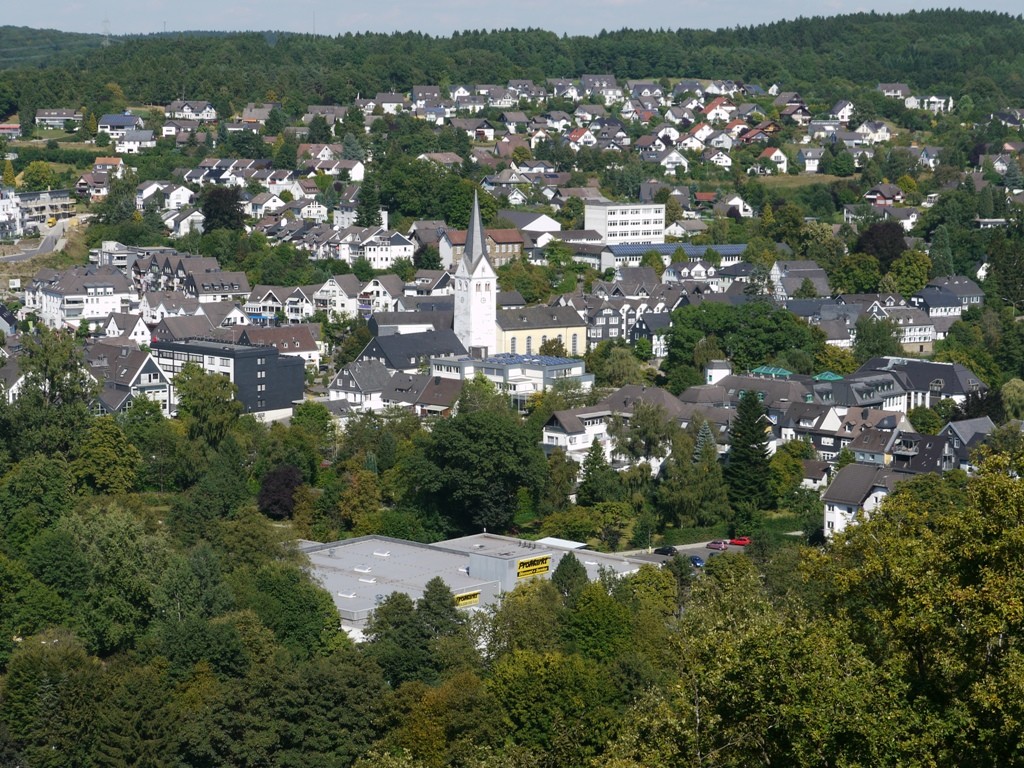 Die Aussicht vom Bismarckturm auf dem Dörner Köpfchen auf den Ort Wiehl (2013).