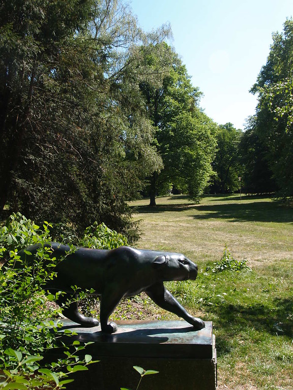 Südpark in Köln-Marienburg (2007): Bronzeskulptur eines Panthers des Künstlers Fritz Behn (1878-1970), im Hintergrund Rasen und Gehölze.