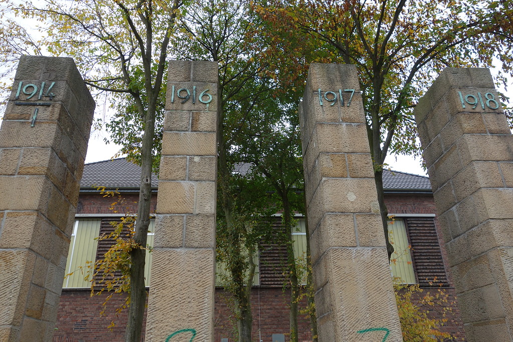 Säulen des Kriegerdenkmals an der Bismarckstrasse in Moers-Meerbeck (2016)