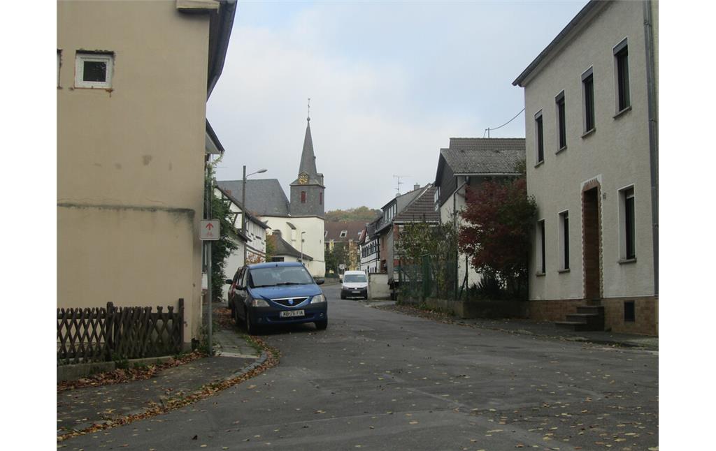 Blick von der Bachstraße nach Norden in die Georg-von-Loe-Straße Richtung Kirche in Adendorf (2014)