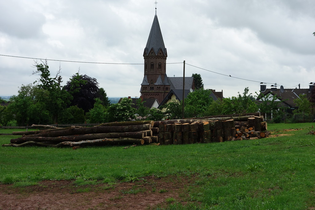 Ortsansicht von Floisdorf mit Kirche St. Pankratius (2016)