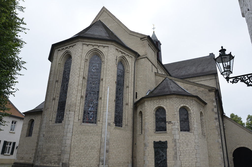 Die Frontseite von St. Suitbertus in Düsseldorf-Kaiserwerth (2014). Es handelt sich hierbei um die Stiftskirche des Reichsstift Kaiserswerth.