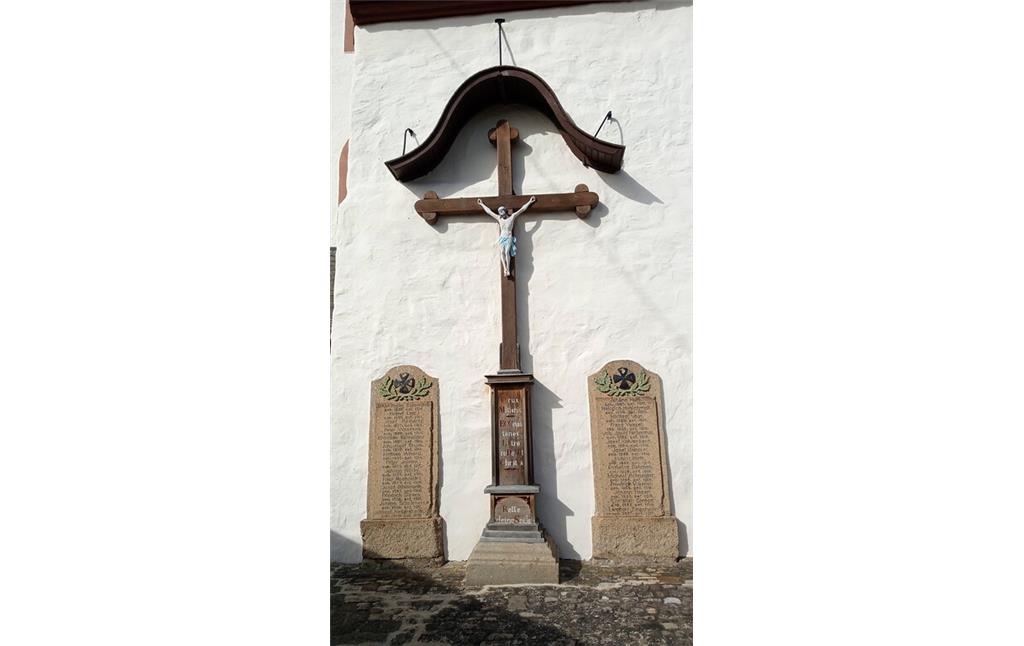 Kreuz und Gedenksteine an der katholischen Pfarrkirche St. Cyriakus in Weyer. (2022)