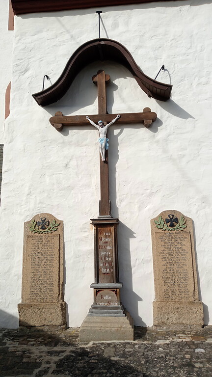 Kreuz und Gedenksteine an der katholischen Pfarrkirche St. Cyriakus in Weyer. (2022)