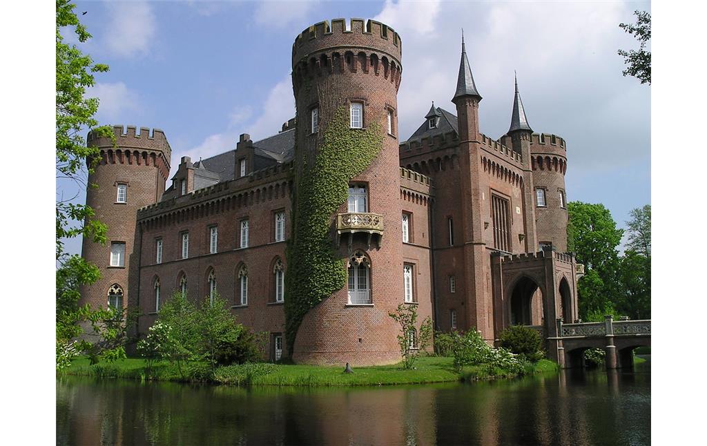 Schloss Moyland in Bedburg-Hau mit Wassergraben