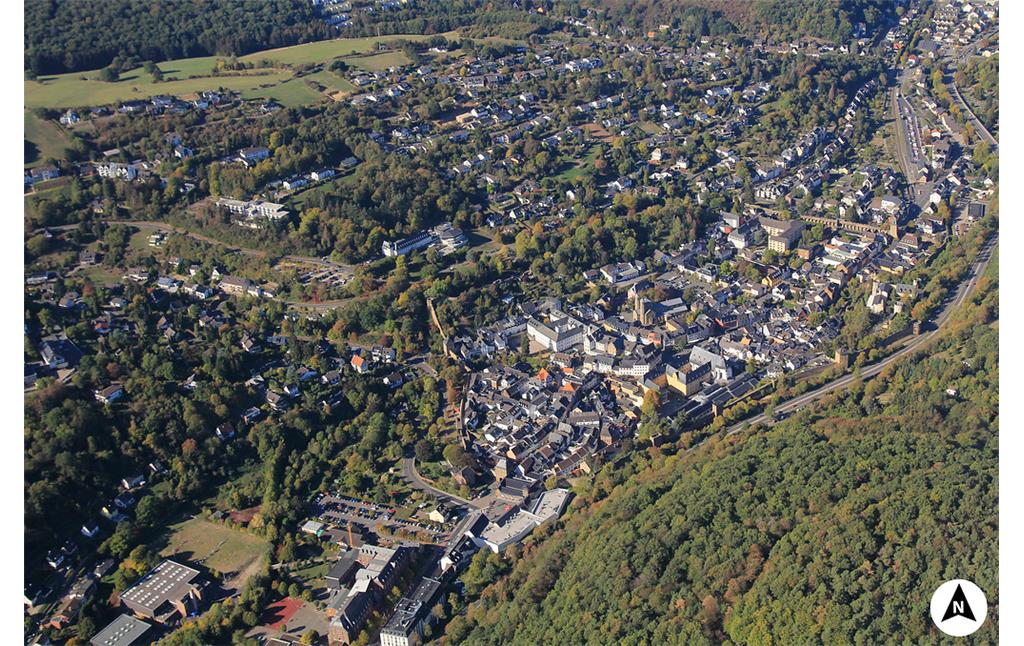 Luftbildaufnahme von Bad Münstereifel mit Nordpfeil (2018)