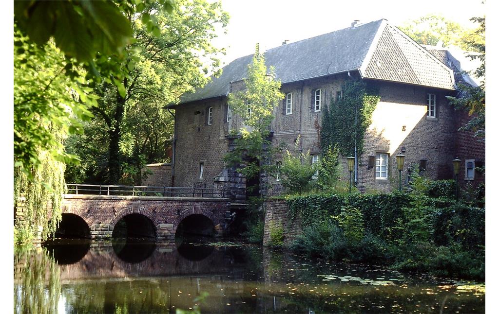 Mönchengladbach, Schloss Rheydt (1992). Blick auf das Torhaus, Brücke und Gräfte
