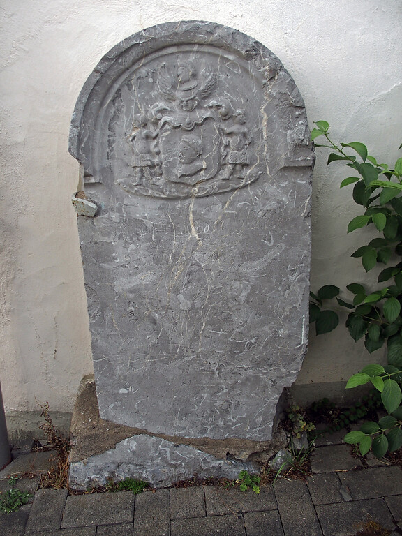 Grabdenkmal aus Lahnmarmor an der Friedhofskirche in St. Georgen (2020)