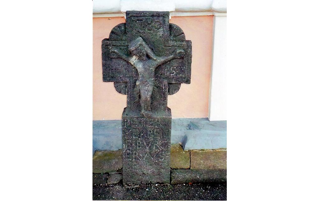 Grabkreuz vor dem Bildstock im Dreifaltigkeitsweg in Sinzig (2017)