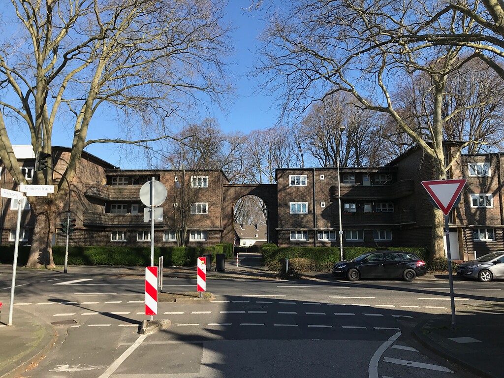 Der mächtige Torbogen des Laubenganghauses Typ I am Freiheitsring steht in der Blickachse der Keimesstraße (2020)