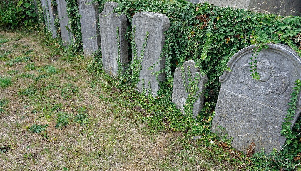 Grabsteine aus Lahnmarmor bei der evangelischen Kirche Schupbach (2020)