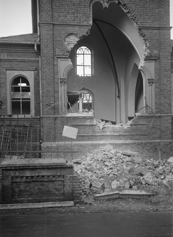 Die Ruine der 1883 erbauten Synagoge Mechernich. Das Gotteshaus wurde im Zuge des Novemberpogroms 1938 geschändet und schwer beschädigt, 1939 abgerissen. Die Aufnahme entstand vermutlich kurz nach der Zerstörung durch einen erschütterten Zeitzeugen.