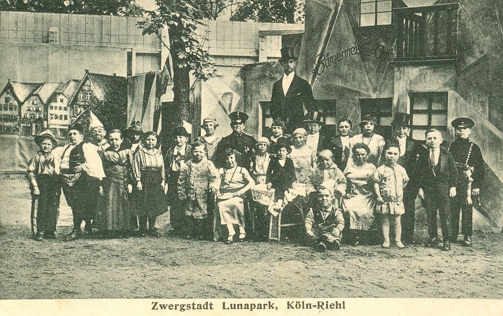 Historische Aufnahme zur pseudo-wissenschaftlichen Völkerschau "Zwergstadt Lunapark, Köln-Riehl" im dortigen Vergnügungspark (zwischen 1918 und 1928).