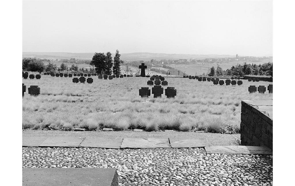 Bild 10: Frühe Bepflanzung der Kriegsgräberstätte Vossenack, nach Angaben des Volksbundes aus dem Jahr 1951.