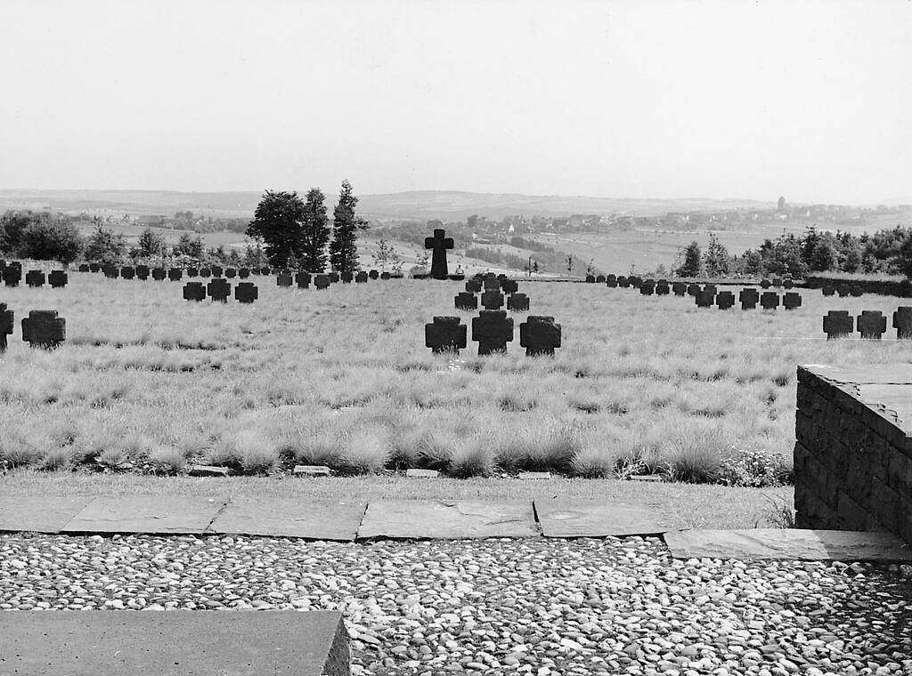 Bild 10: Frühe Bepflanzung der Kriegsgräberstätte Vossenack, nach Angaben des Volksbundes aus dem Jahr 1951.