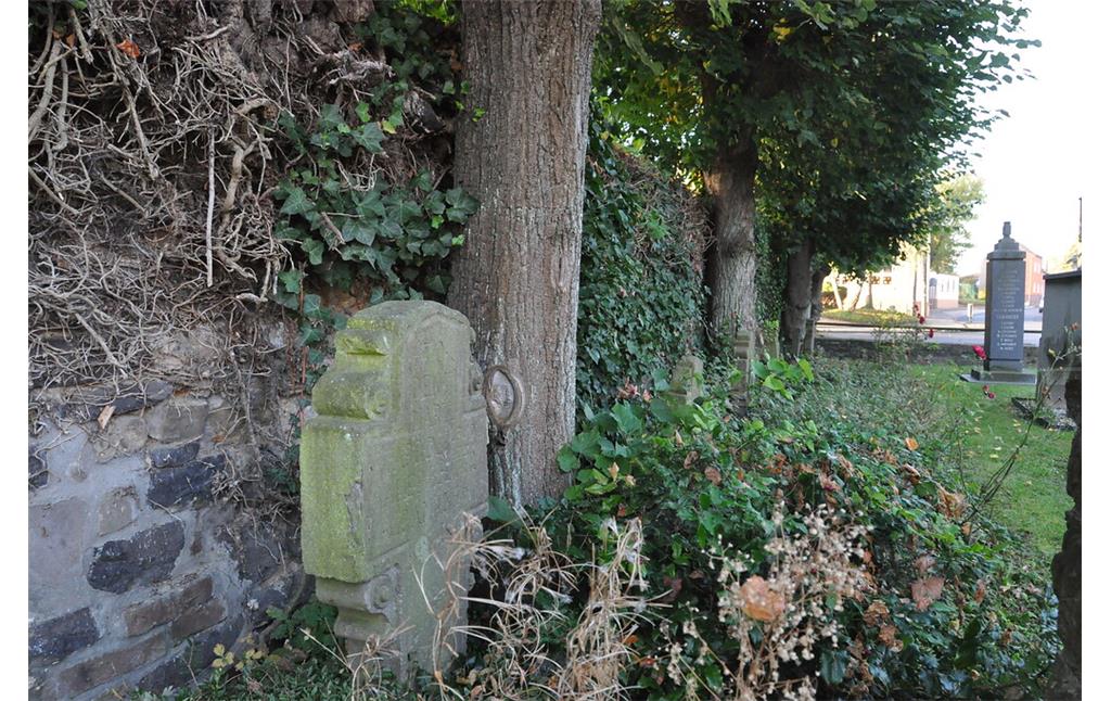 Historische Grabsteine und Spalierlinden an der Friedhofsmauer in Hemmerich (2014)