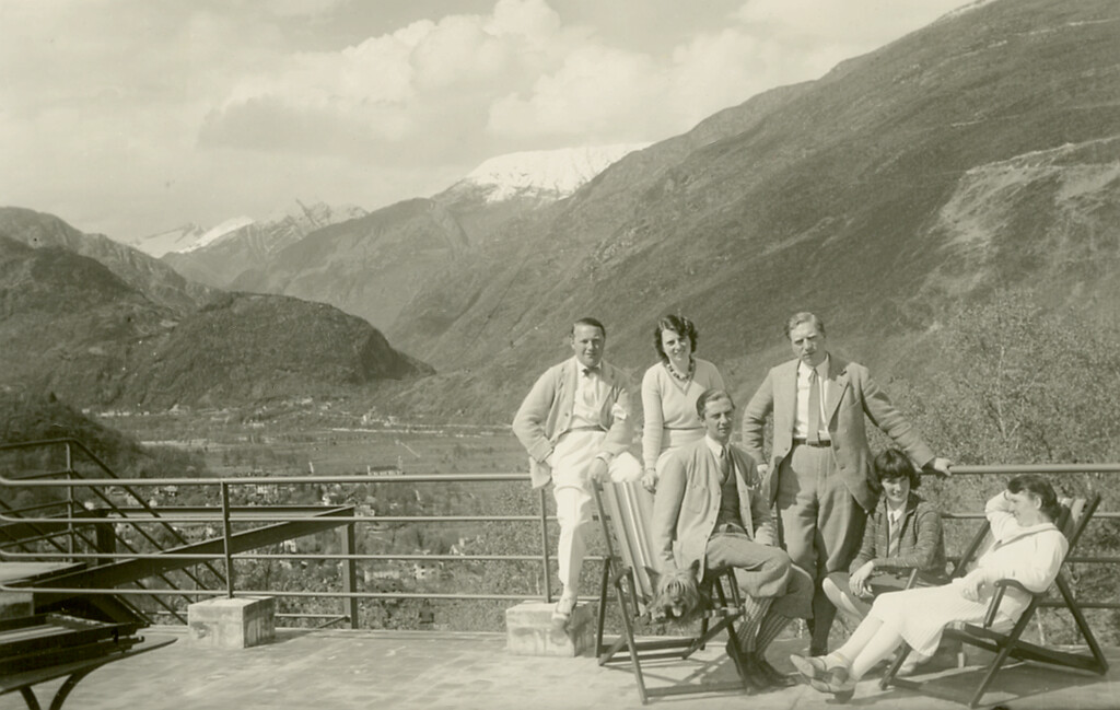 Bild 1: Der Kronenburger Freundeskreis um 1930 während einer Urlaubsreise ins Tessin auf der Dachterrasse des Kurhotels Monte Verità