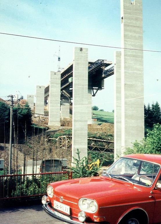 Historische Aufnahme aus den frühen 1970er Jahren mit Blick auf die Fertigstellung der Fahrbahn über den Pfeilern der Loopetalbrücke.
