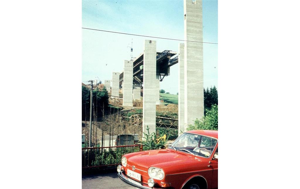 Historische Aufnahme aus den frühen 1970er Jahren mit Blick auf die Fertigstellung der Fahrbahn über den Pfeilern der Loopetalbrücke.