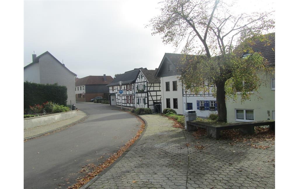 Petrusstraße im historischen Dorfkern von Lüftelberg (2014)