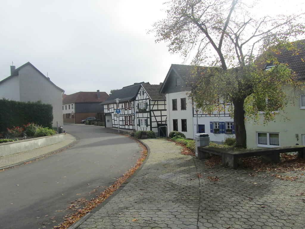 Petrusstraße im historischen Dorfkern von Lüftelberg (2014)