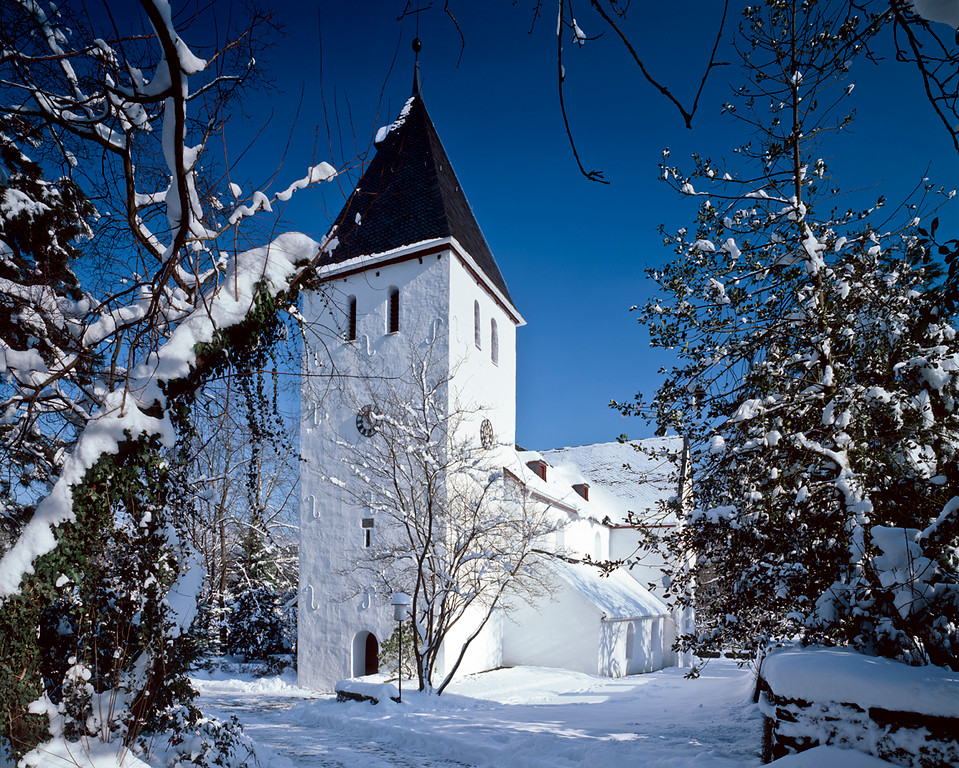 Blick auf die alte Wehrkirche in Marienheide, eine "Bunte Kerke", im Winter 2006