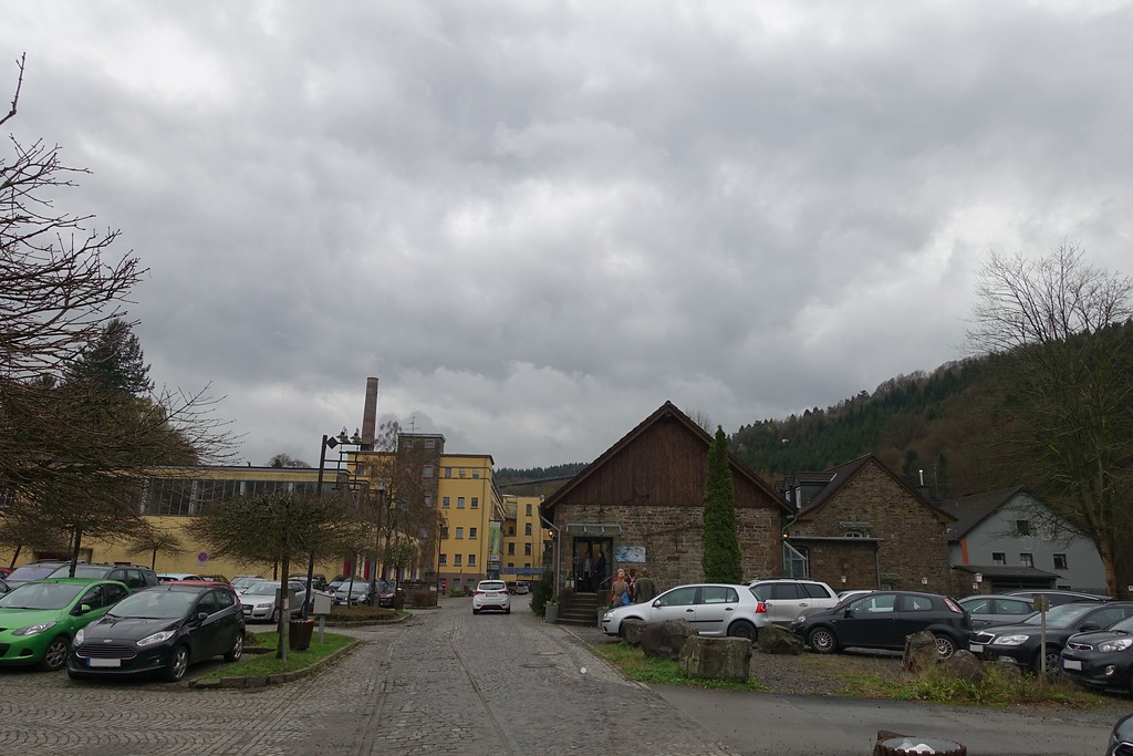 Blick über die ehemaligen Eisenbahntrasse zu den Gebäuden der  ehemaligen Textilfabrik Ermen & Engels, Engelskirchen (2015)