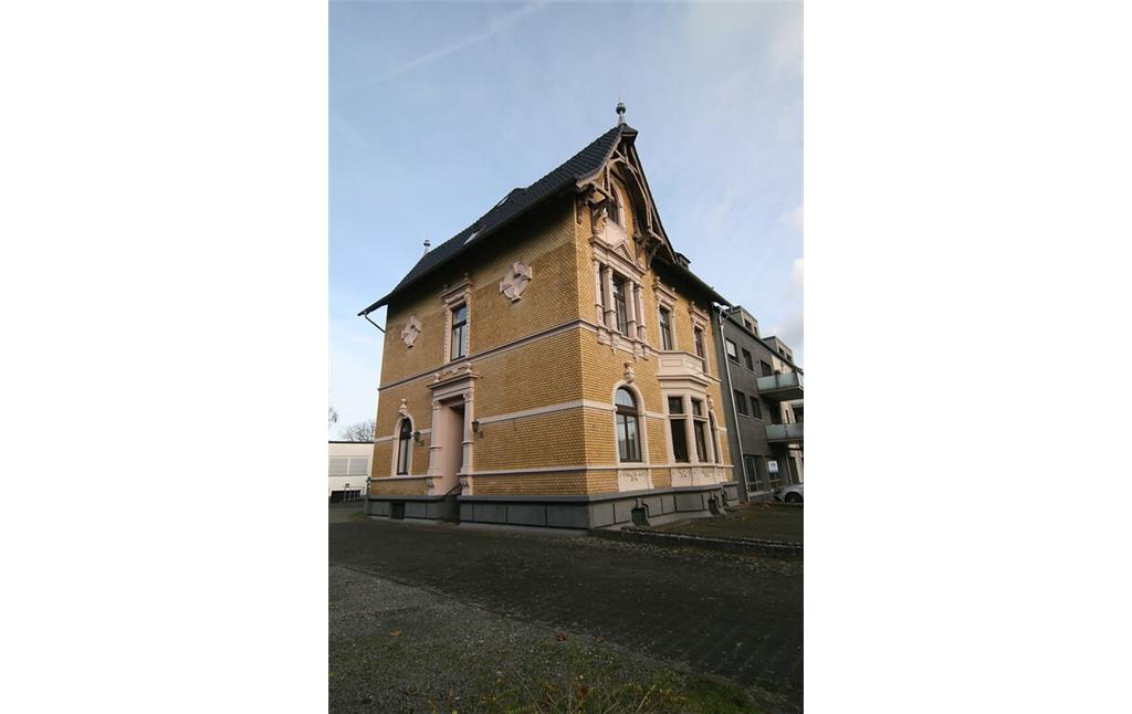 Die Villa des Steinzeugfabrikanten Weiden wurde 1893 in Frechen errichtet (2021)