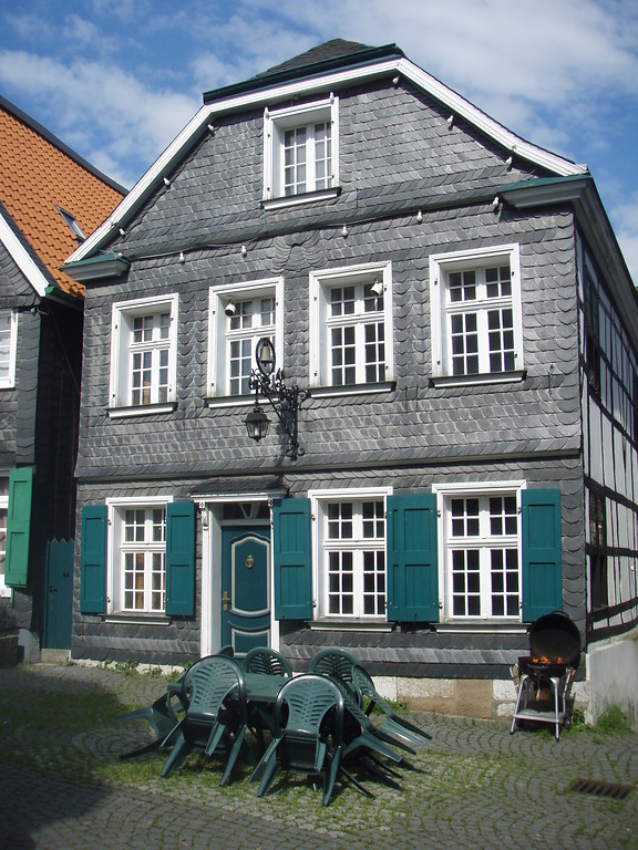 Fachwerkwohnhaus "Glocke", Kirchplatz 4 in Wülfrath, Ansicht vom Kirchplatz (2009)