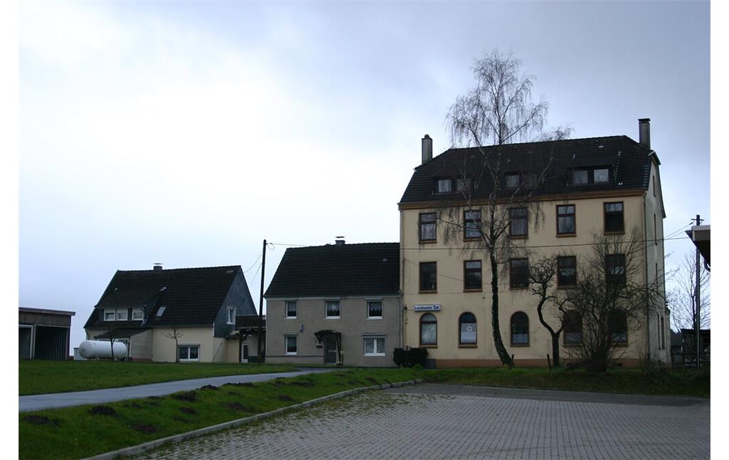 Das dreistöckige Gebäude in Landwehr wird in der Bevölkerung auch "Heim" genannt (2008)
