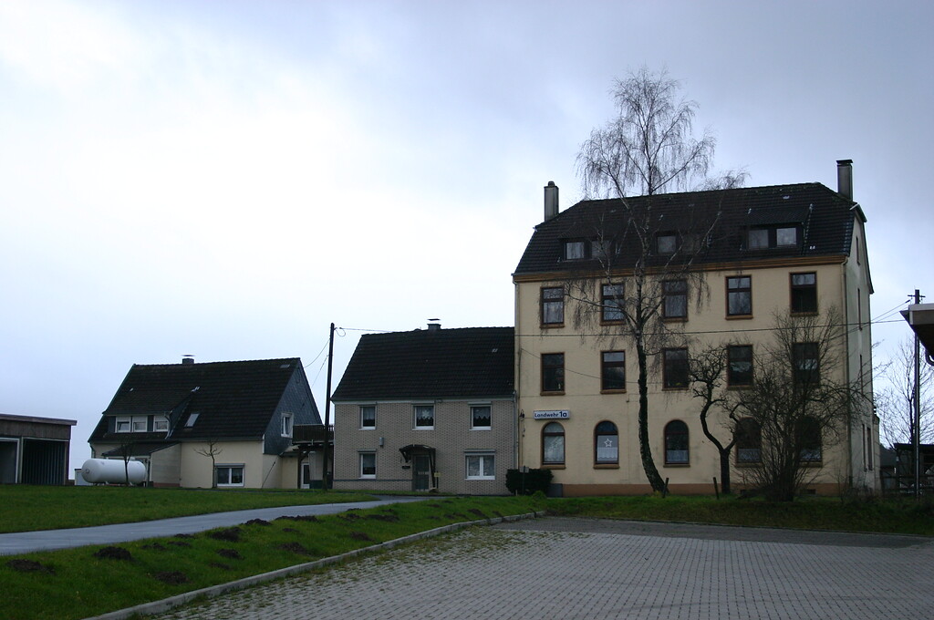 Das dreistöckige Gebäude in Landwehr wird in der Bevölkerung auch "Heim" genannt (2008)