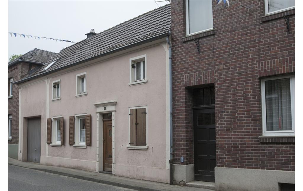 Wohnhaus mit überbauter Tordurchfahrt - Holzweilerstraße 28 in Erkelenz-Keyenberg (2019)