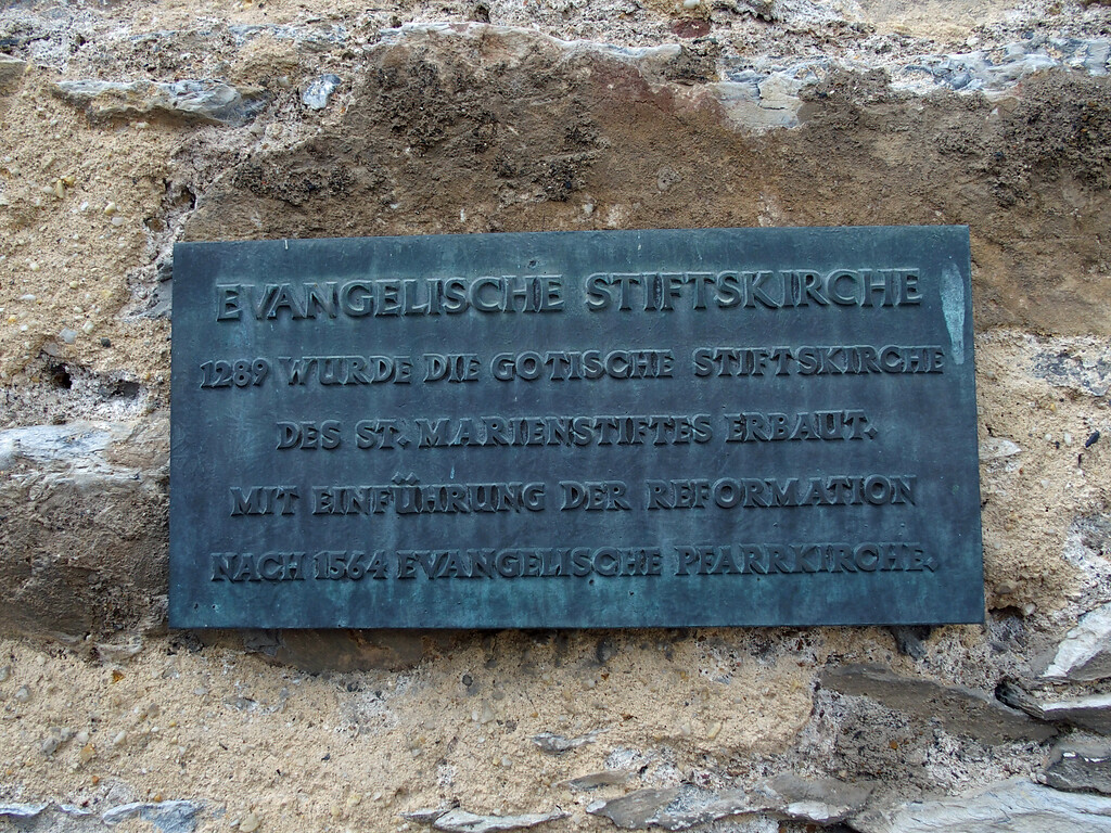 Gedenkplatte an der Stiftskirche in Diez (2020)