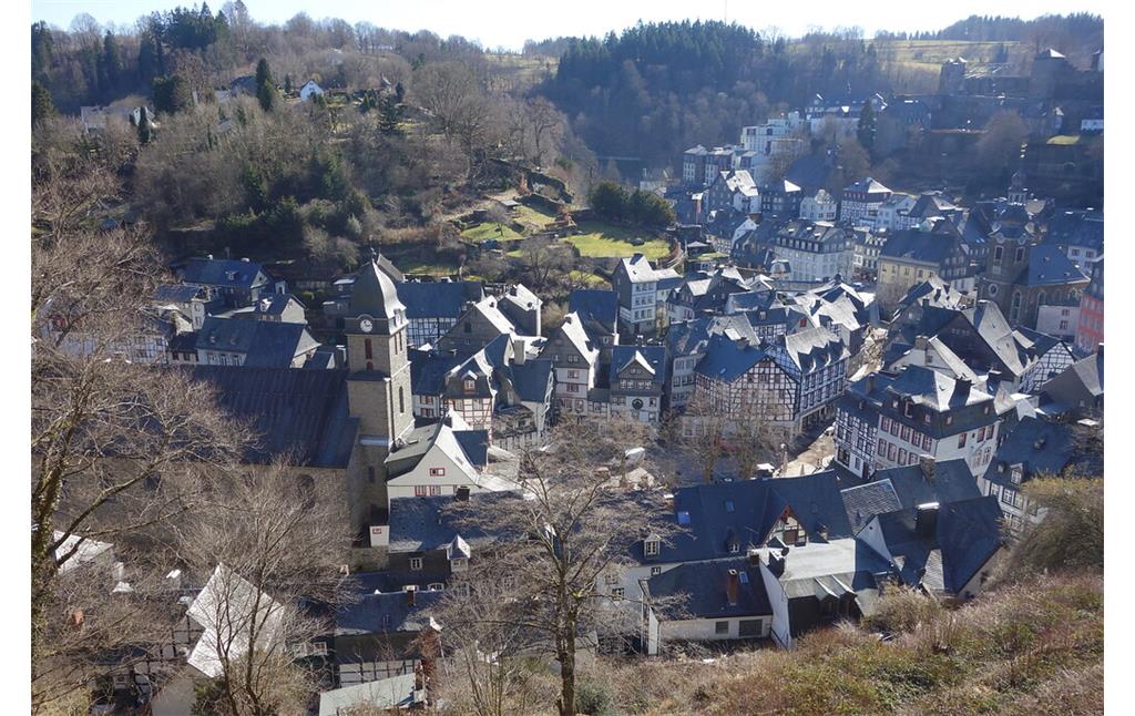 Blick vom Rahmenberg auf die Altstadt von Monschau (2022)