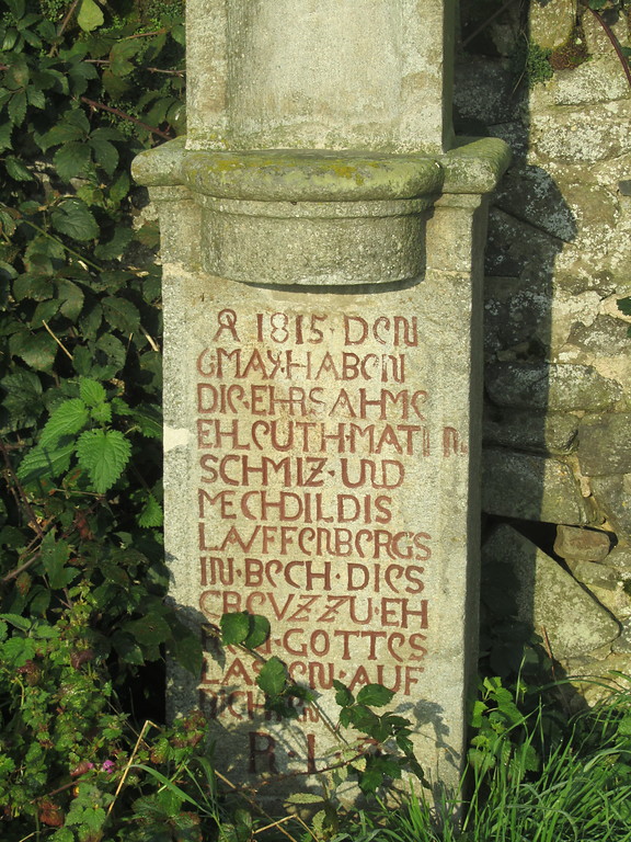 Inschrift des Wegekreuzes an der Wasserburg Gudenau (2014)