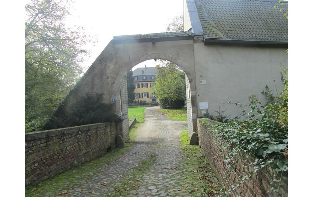 Brücke und Zufahrt zur Vorburg von Burg Lüftelberg  (2014)