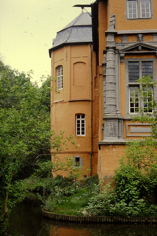 Mönchengladbach, Schloss Rheydt (1992). Westturm und renaissancezeitlicher Erker