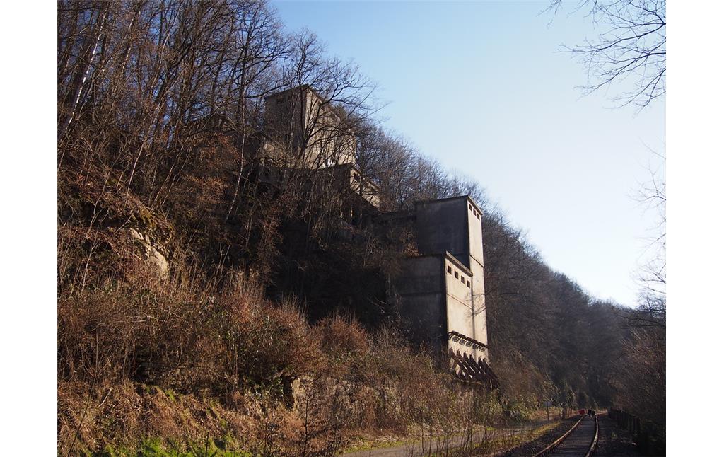 Brecher- und Siloanlage Steinbruch Weihershagen an der Wiehltalbahn (2018).