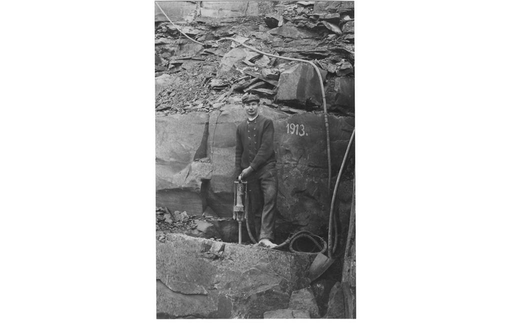 Arbeiter mit Presslufthammer im Steinbruch Lindlar (1913)