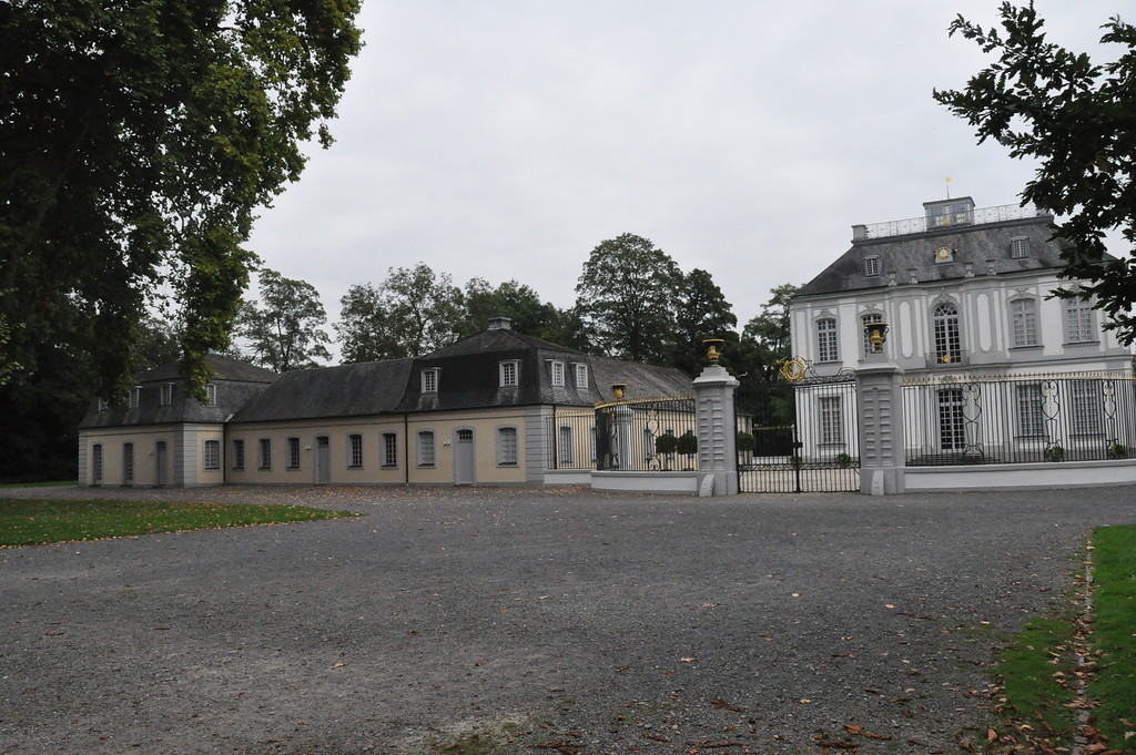 Schloss Falkenlust mit Nebengebäuden (2014)