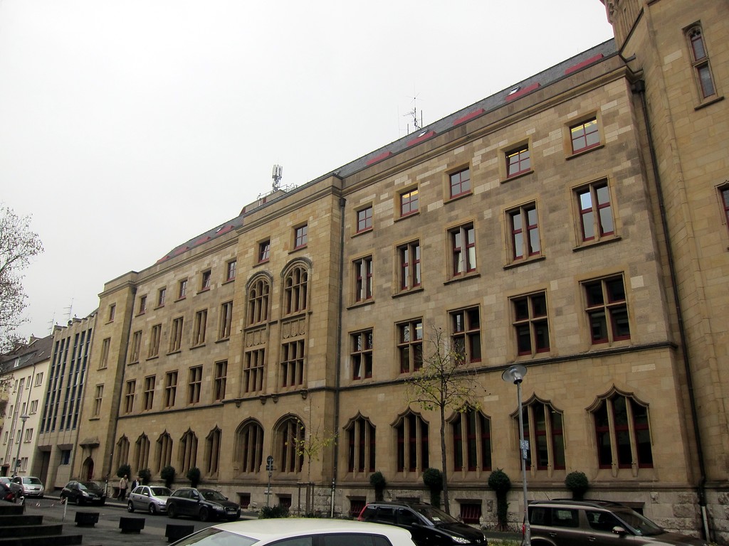 Teilansicht der ehem. Kaiserlichen Oberpostdirektion am Friedrich-Ebert-Ring in Koblenz (2014). Abgebildet ist die West-Fassade in der Casinostraße.