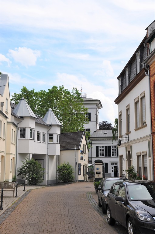 Blick in die Drachenfelsstraße mit der Villa Haus im Turm (2019).