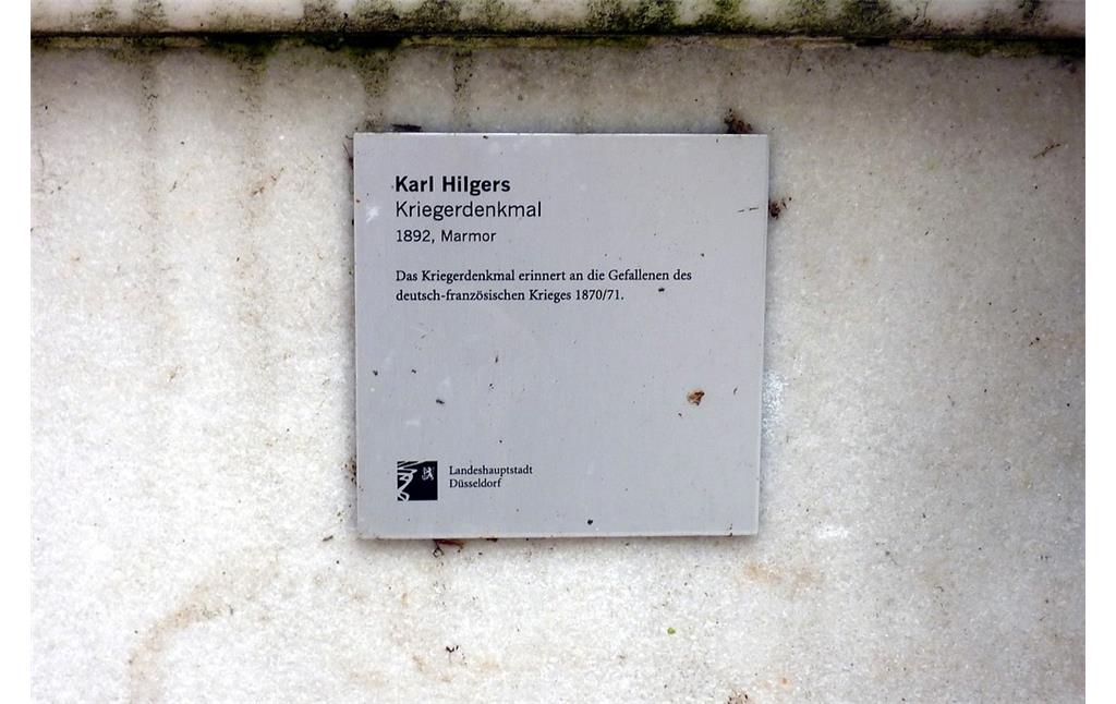 Informationsplakette zum Kriegerdenkmal im Düsseldorfer Hofgarten