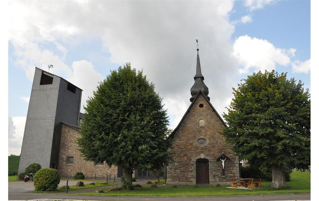 Pfarrkirche St. Sebastianus (links) und Kapelle St. Rochus (rechts), Schmitzhöhe (2014)